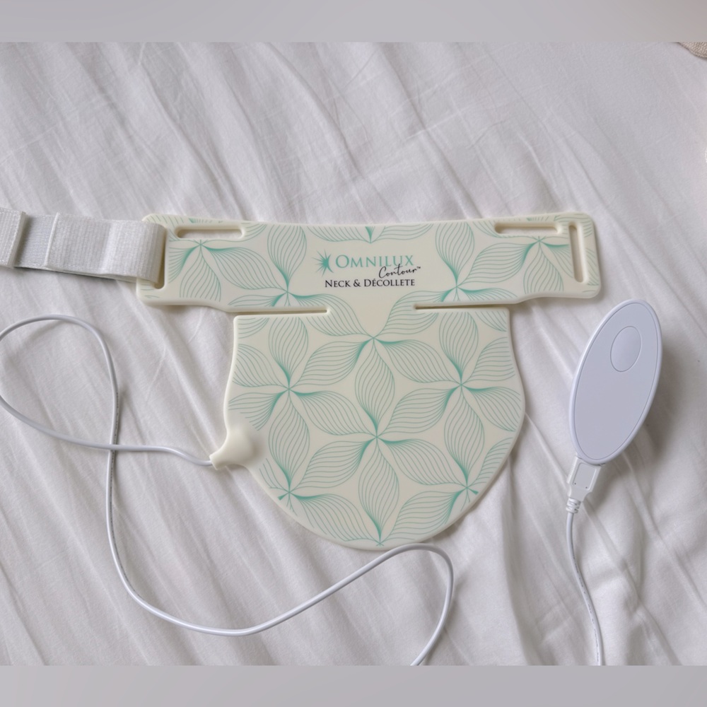Omnilux Contour Red Light Therapy neck & décolleté